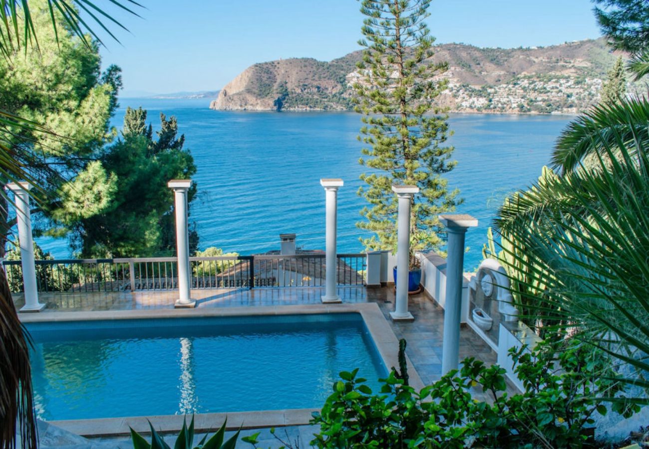 Villa in La Herradura - Exklusive, komplett renovierte Villa mit bezaubernder Aussicht und Pool in Punta de la Mona, La Herradura