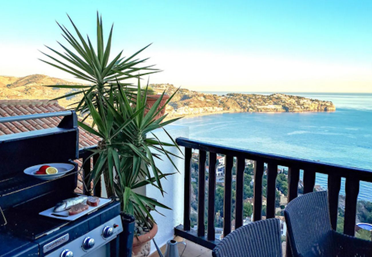 Ferienwohnung in La Herradura - Modernes Apartment mit Terrasse, Meerblick und Pool