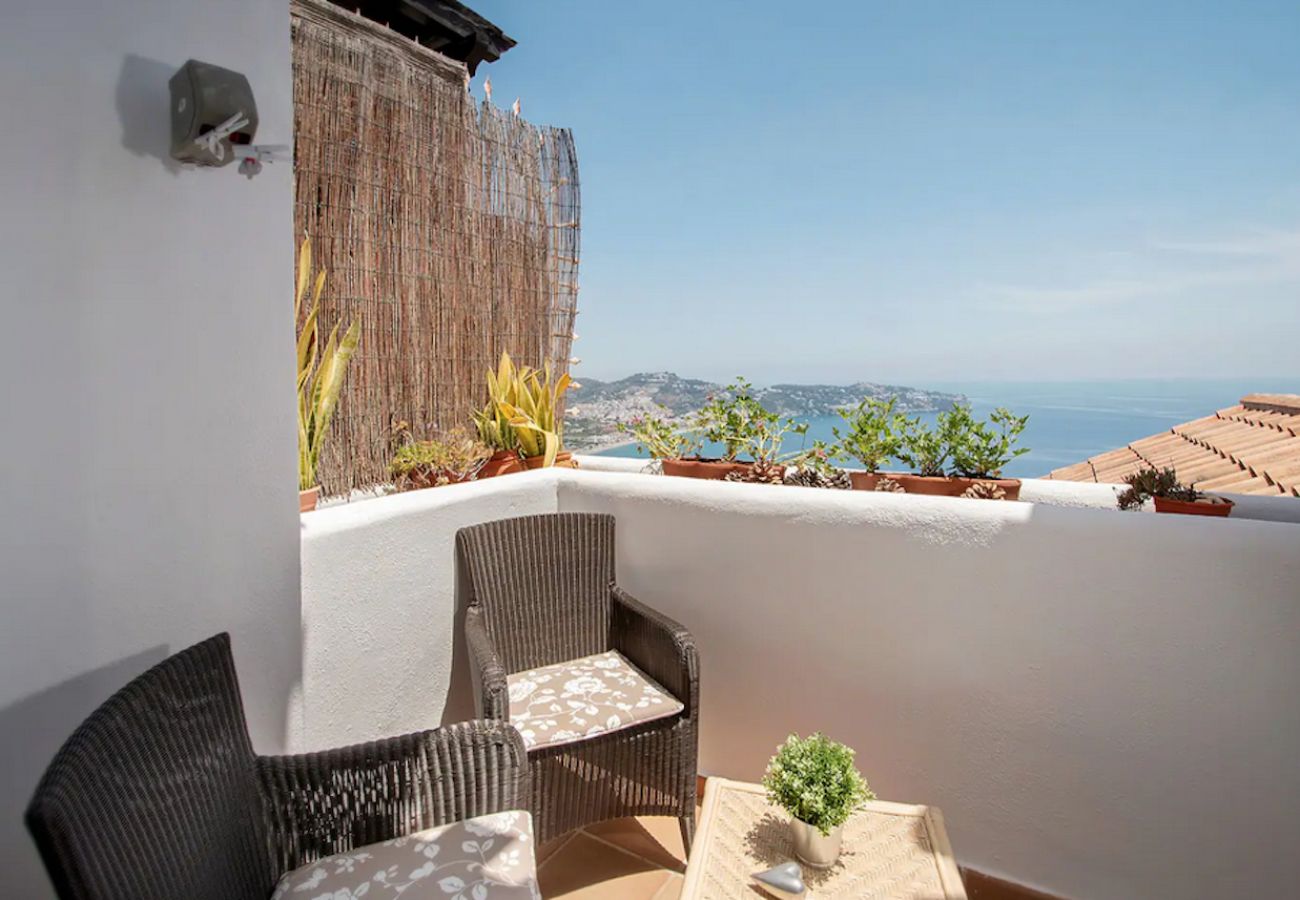 Ferienwohnung in La Herradura - Modernes Apartment mit Terrasse, Meerblick und Pool