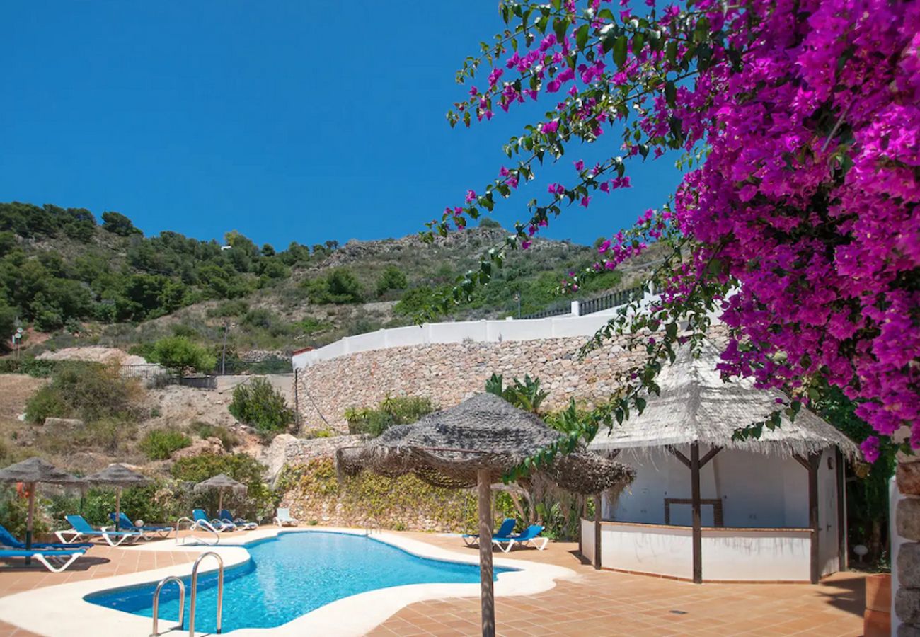 Ferienwohnung in La Herradura - Modernes Apartment mit Terrasse, Meerblick und Pool