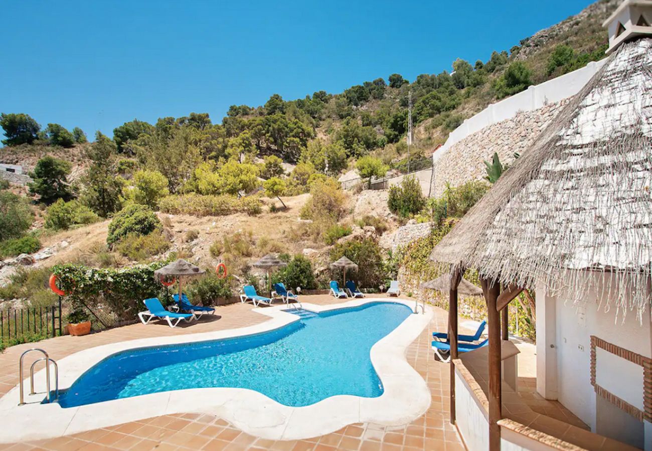 Ferienwohnung in La Herradura - Modernes Apartment mit Terrasse, Meerblick und Pool