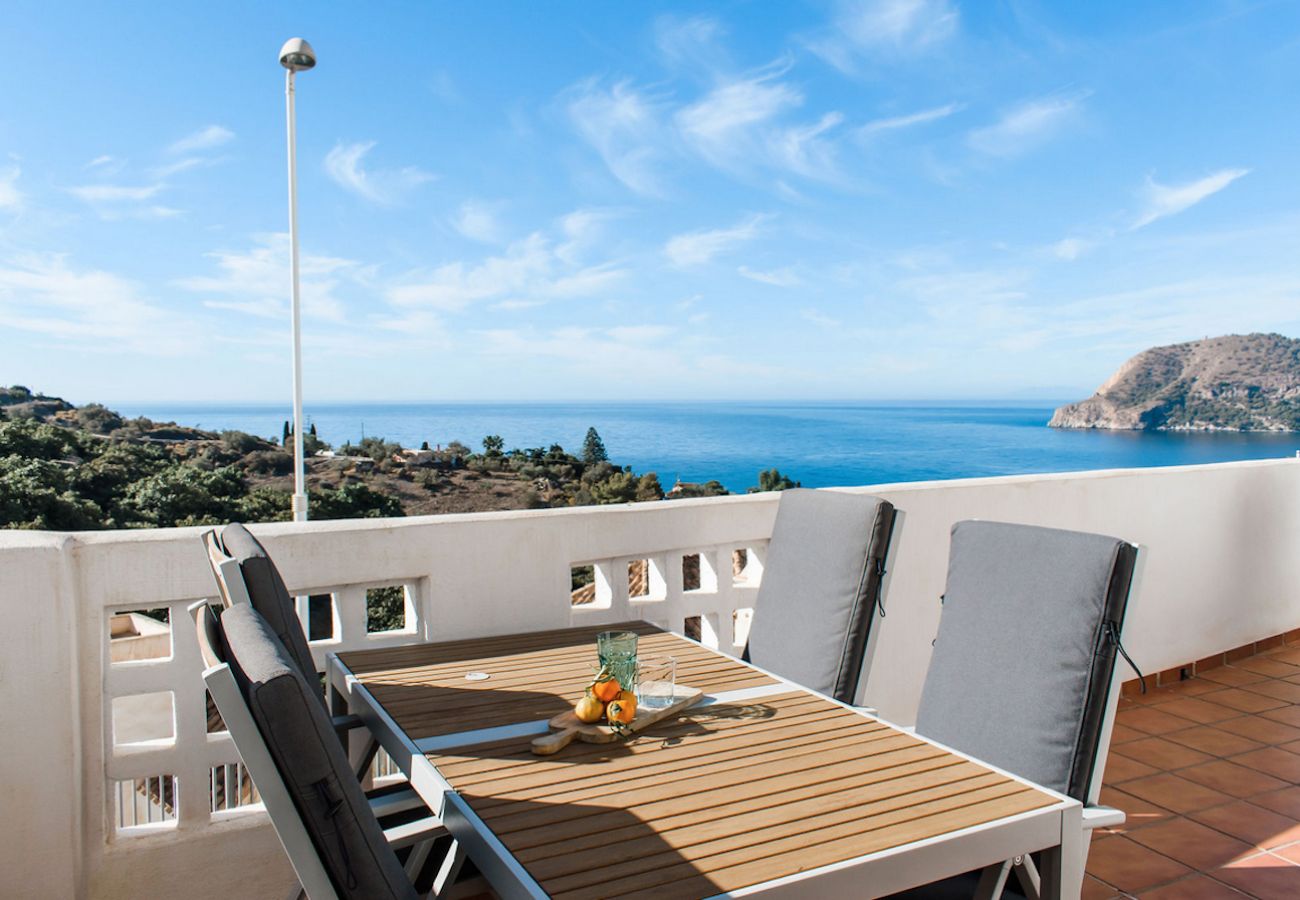 Stadthaus in La Herradura - Meerblick und Zugang zum schönen Poolbereich.