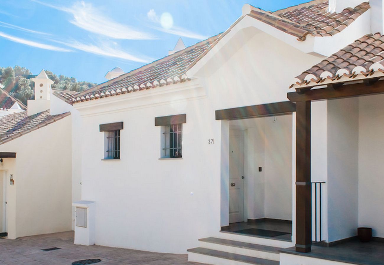 Stadthaus in La Herradura - Meerblick und Zugang zum schönen Poolbereich.