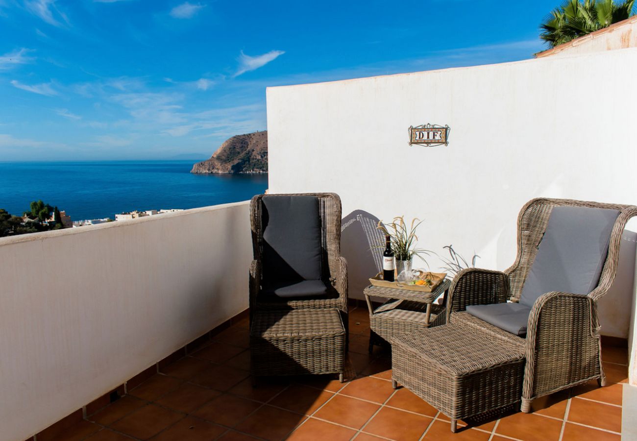 Stadthaus in La Herradura - Meerblick und Zugang zum schönen Poolbereich.