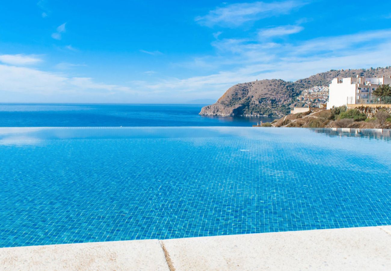 Stadthaus in La Herradura - Meerblick und Zugang zum schönen Poolbereich.