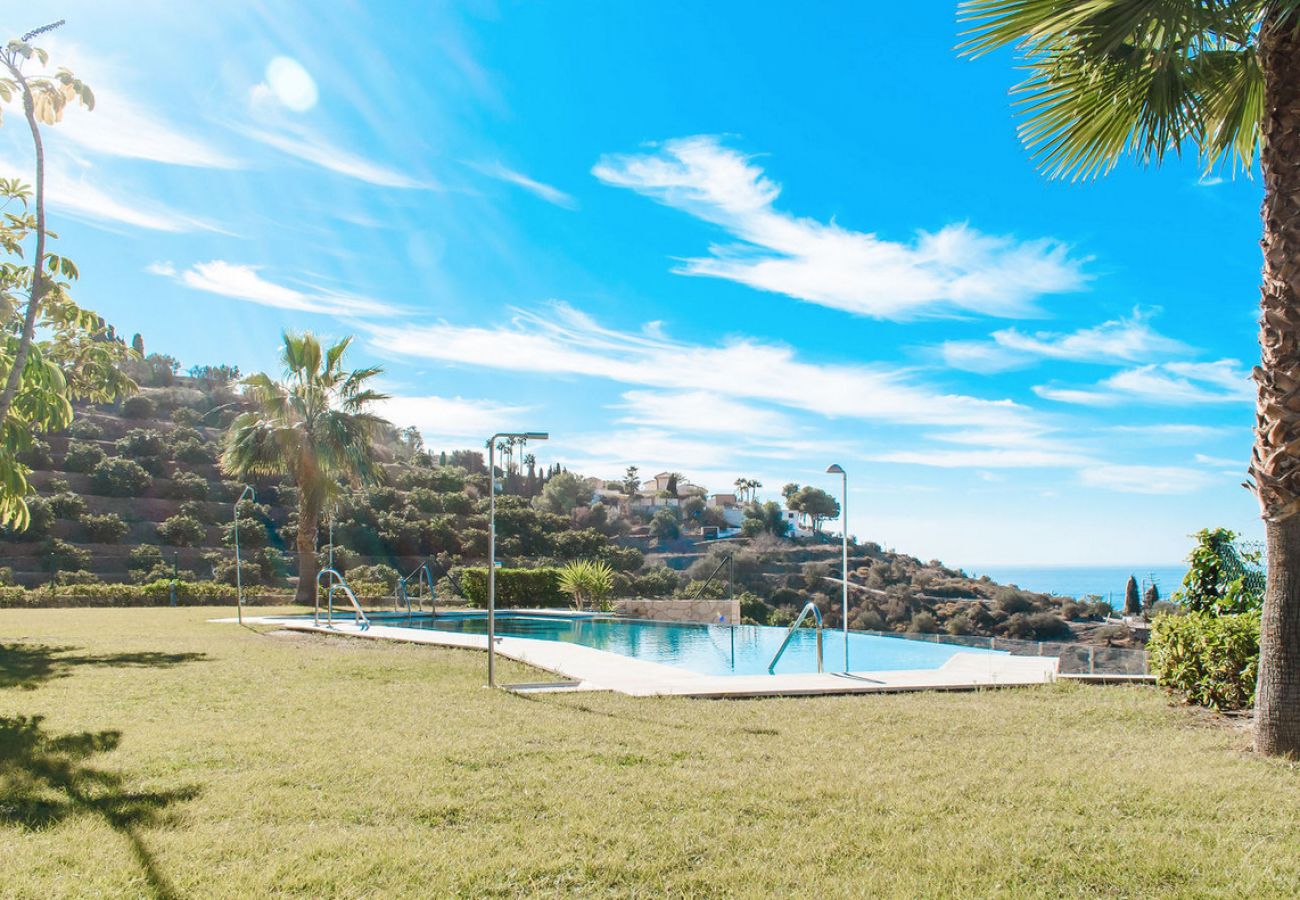 Stadthaus in La Herradura - Meerblick und Zugang zum schönen Poolbereich.