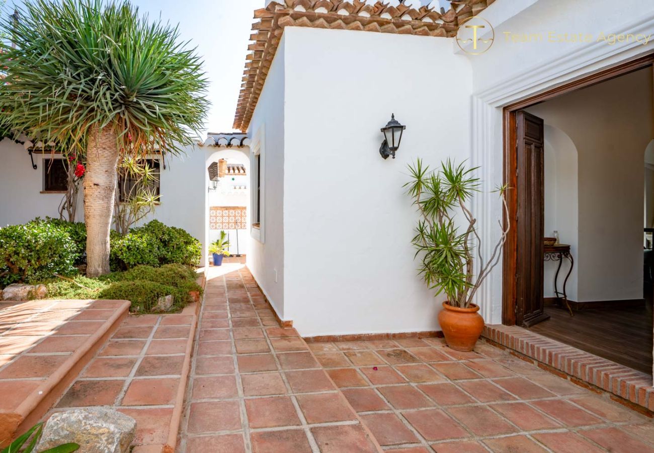 Villa in La Herradura - Luxusvilla, zauberhafter Meerblick, privater beheizter Pool.