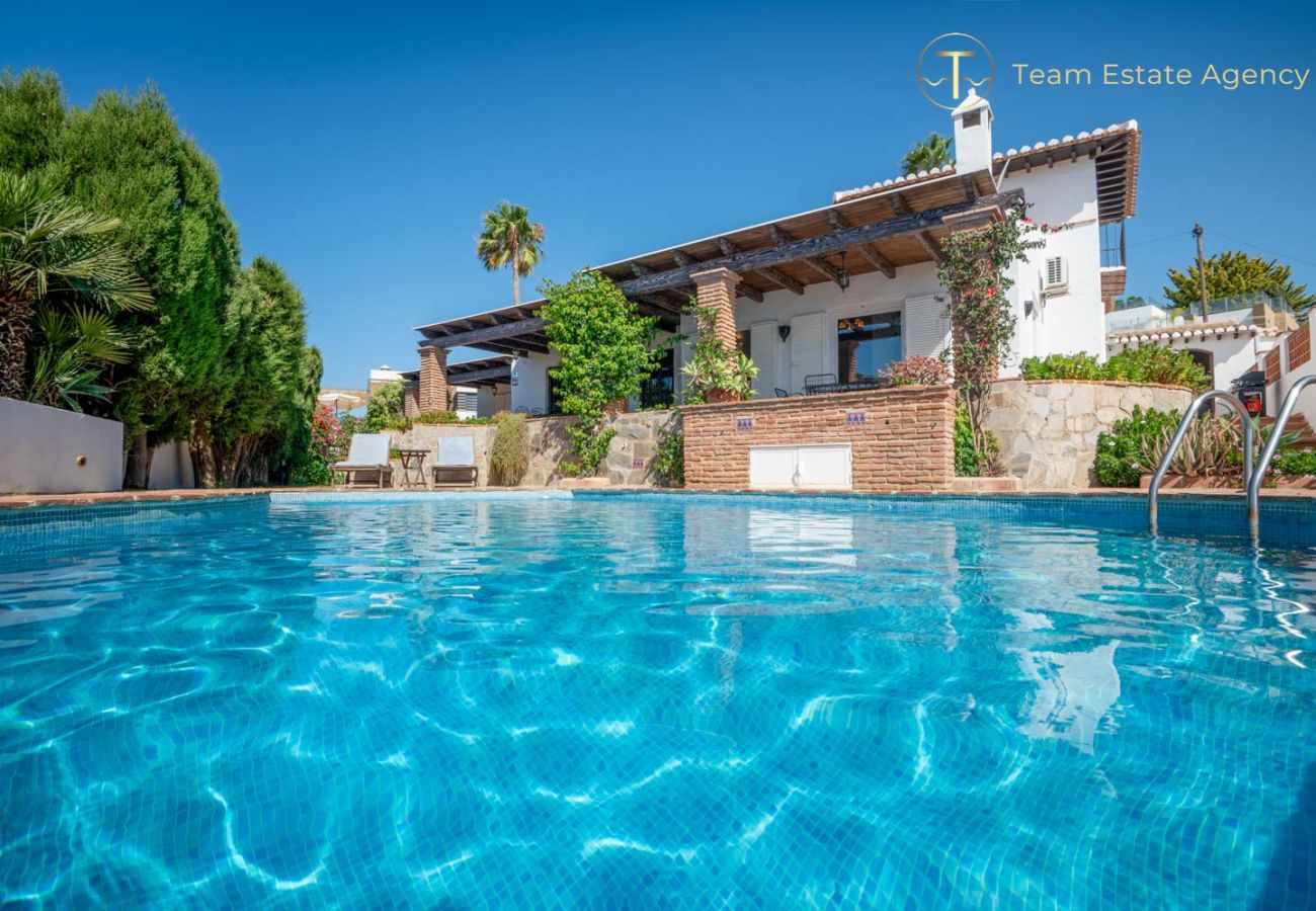 Villa in La Herradura - Luxusvilla, zauberhafter Meerblick, privater beheizter Pool.