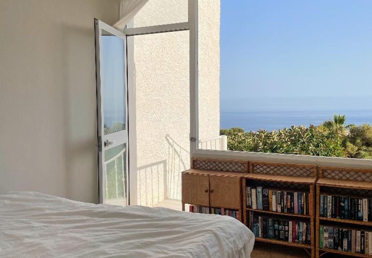 Ferienwohnung in Nerja - Meerblick, große Terrasse und Zugang zum Pool.