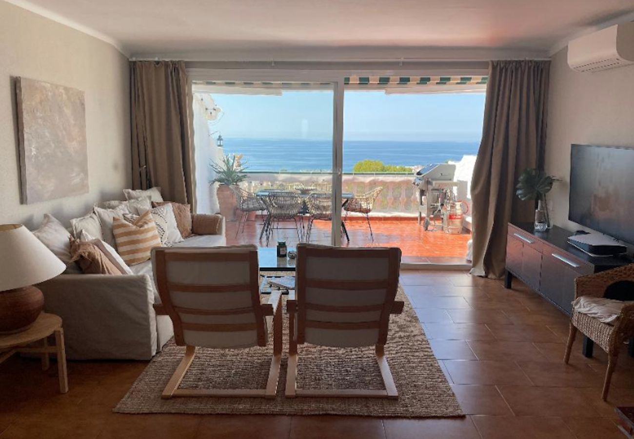 Ferienwohnung in Nerja - Meerblick, große Terrasse und Zugang zum Pool.