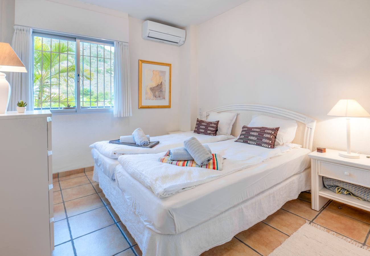 Ferienwohnung in La Herradura - Gemütliche Wohnung mit Pool, Tennis/Padel, Meer- und Bergblick