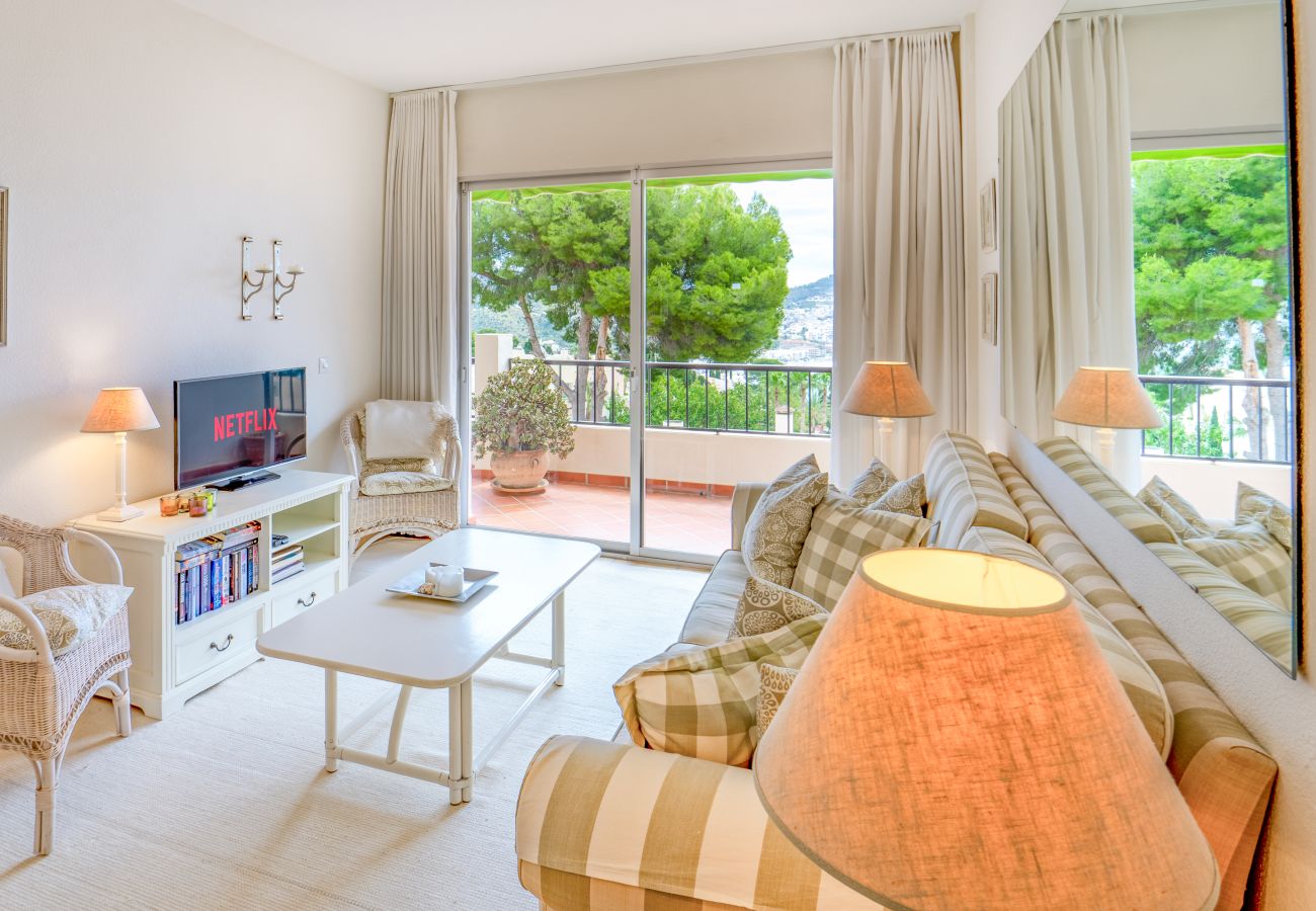 Ferienwohnung in La Herradura - Gemütliche Wohnung mit Pool, Tennis/Padel, Meer- und Bergblick