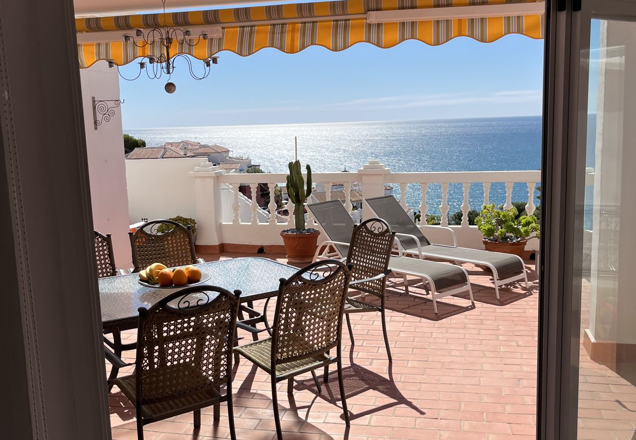 Ferienwohnung in Nerja - Wunderschöne Wohnung mit Meerblick und großer Terrasse 