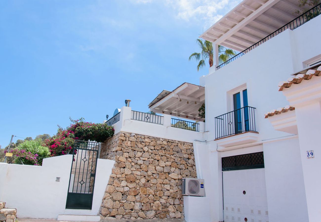 Casa adosada en La Herradura - Gran piscina, jacuzzi, ¡y ese toque extra!