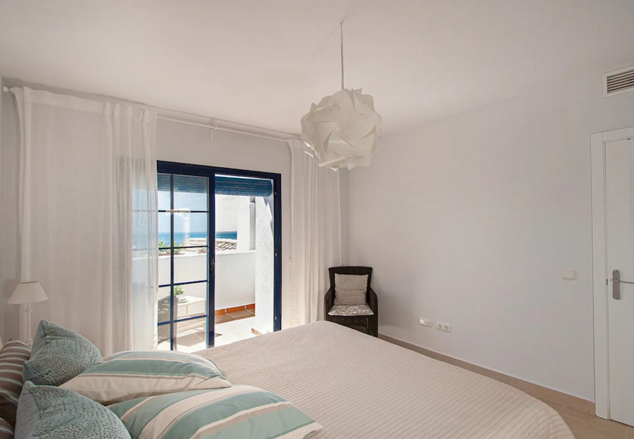 Apartamento en La Herradura - Apartamento moderno con terraza, vista al mar y piscina.