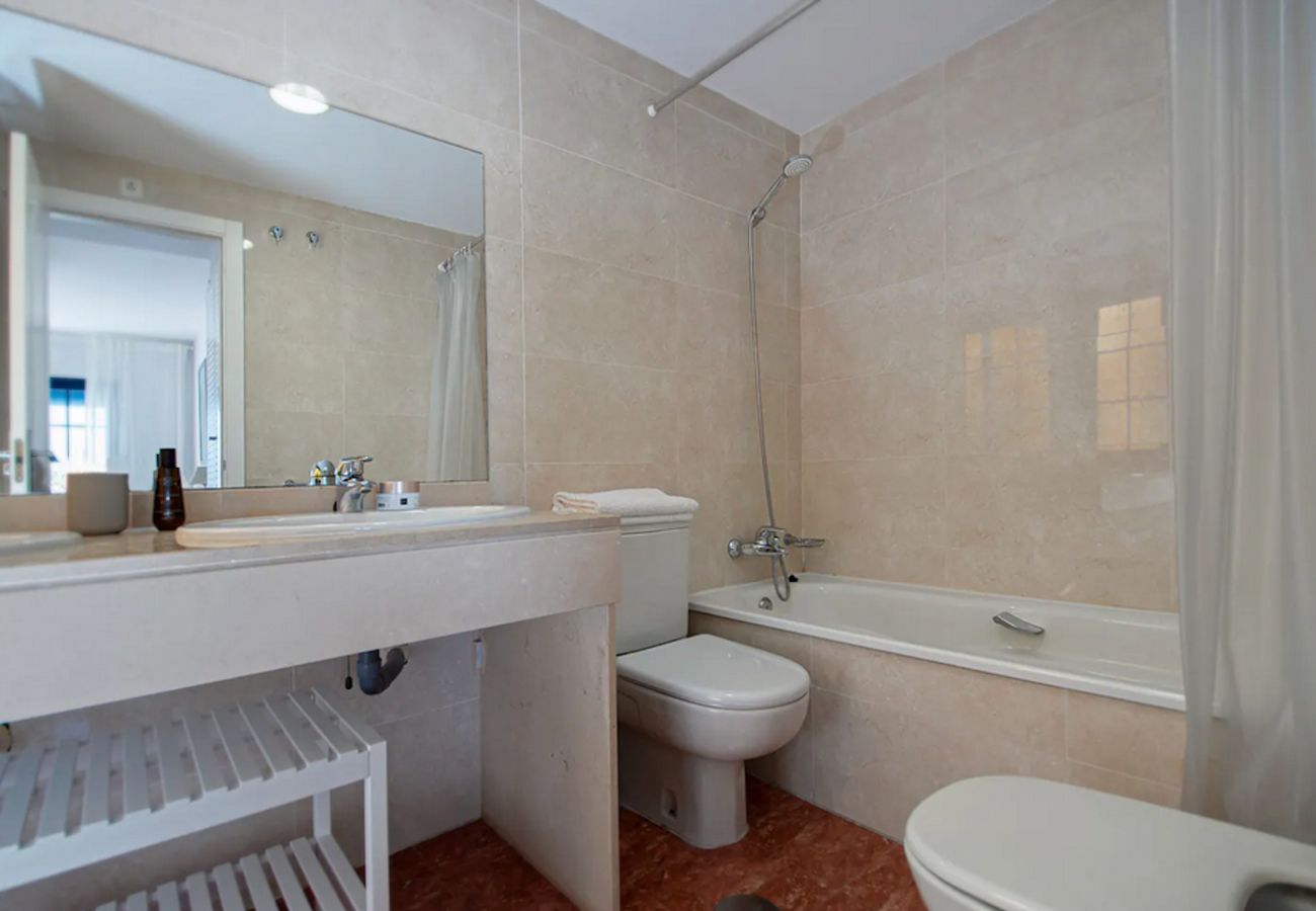 Apartamento en La Herradura - Apartamento moderno con terraza, vista al mar y piscina.