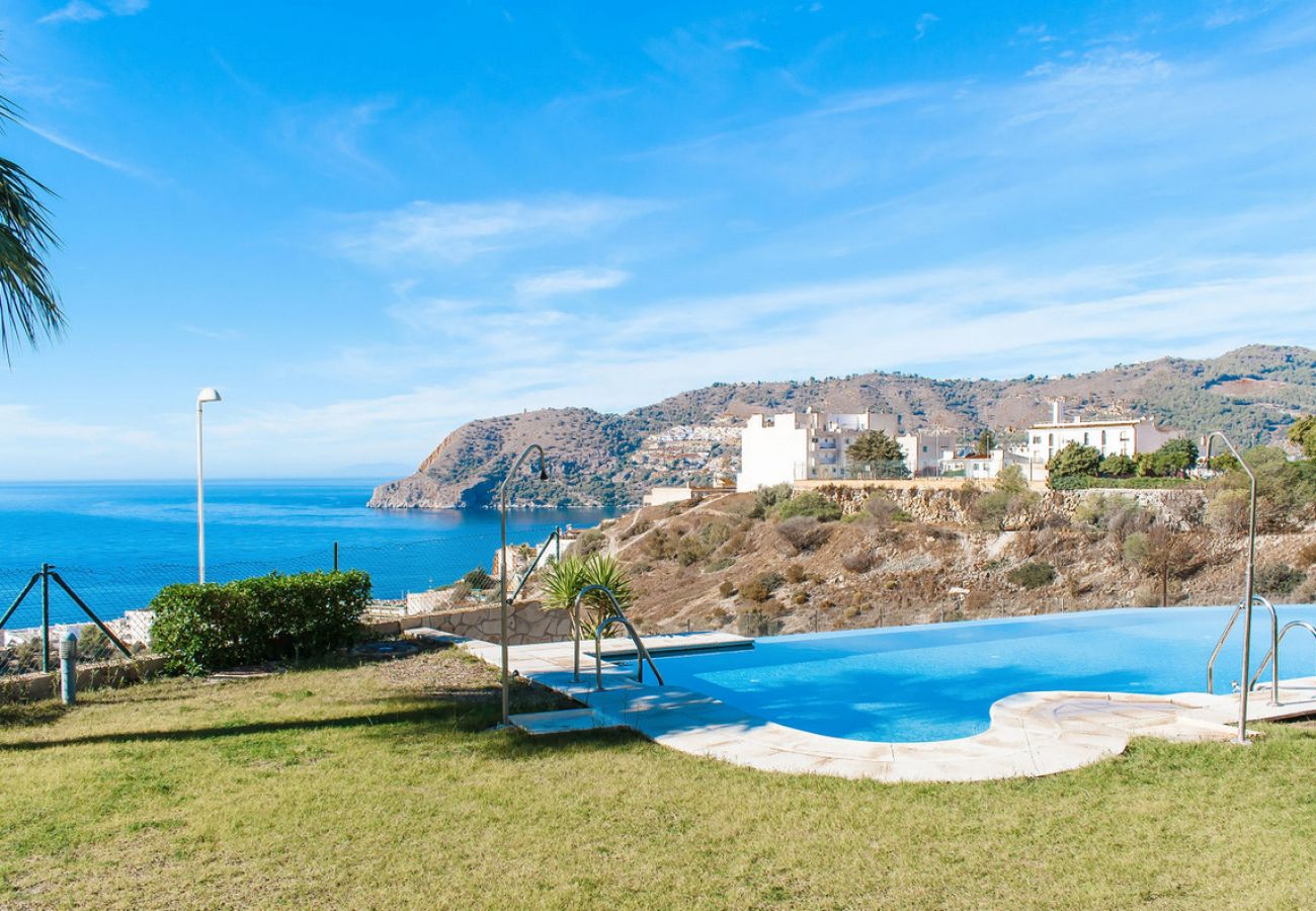 Casa adosada en La Herradura - Vistas al mar y acceso a preciosa zona de piscina.