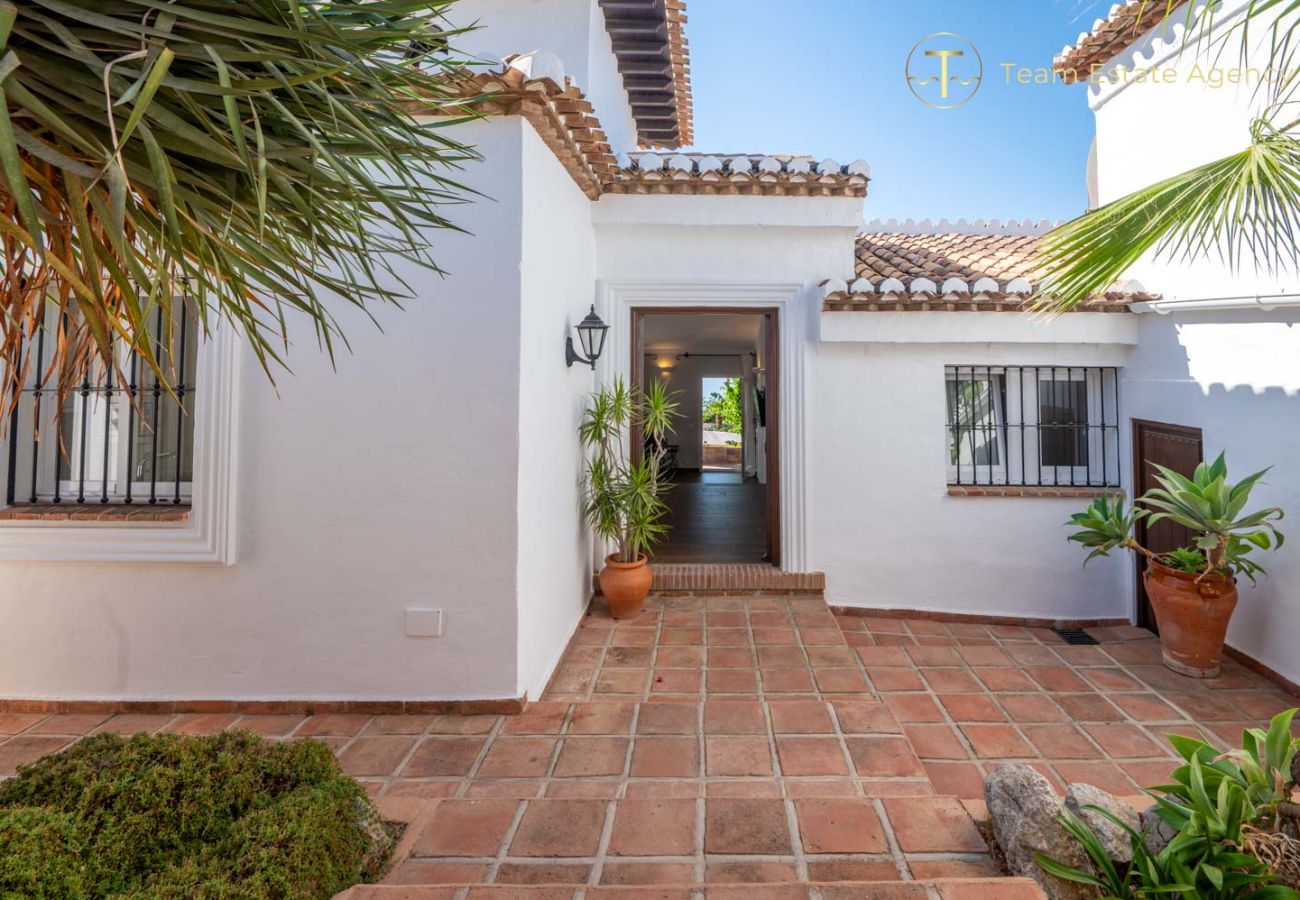 Villa en La Herradura - Villa de lujo, mágicas vistas al mar, piscina privada climatizada.