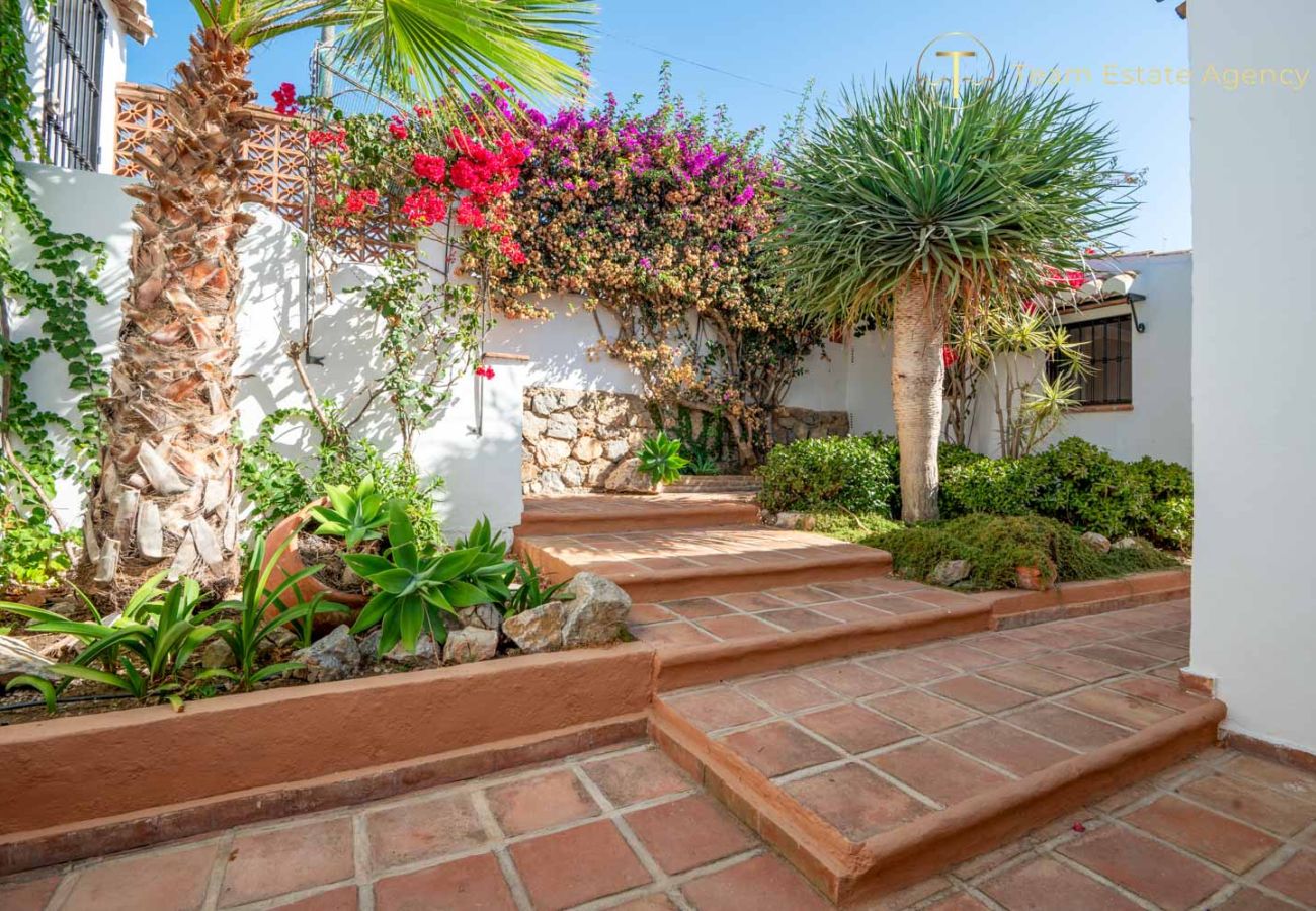 Villa en La Herradura - Villa de lujo, mágicas vistas al mar, piscina privada climatizada.