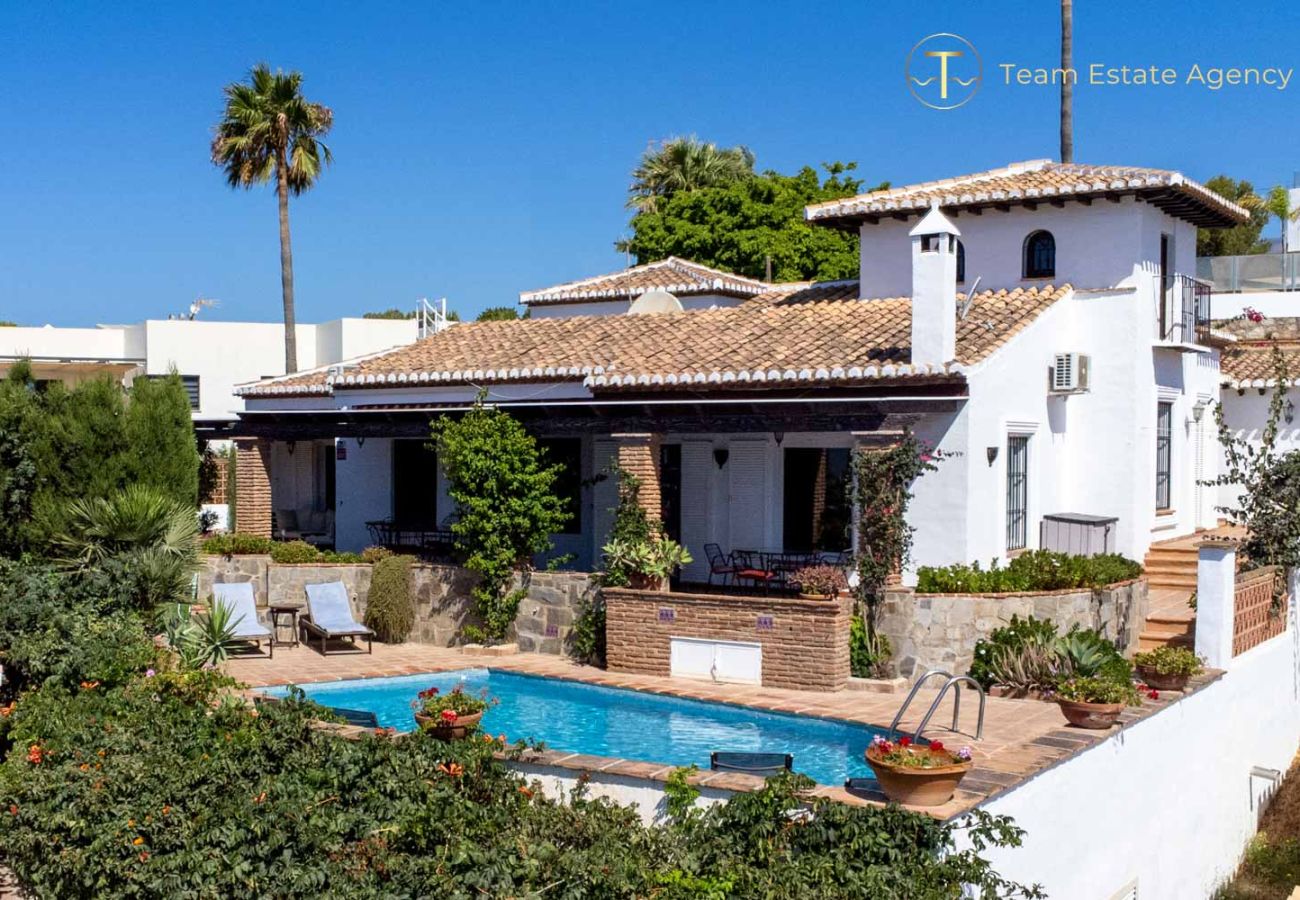 Villa en La Herradura - Villa de lujo, mágicas vistas al mar, piscina privada climatizada.