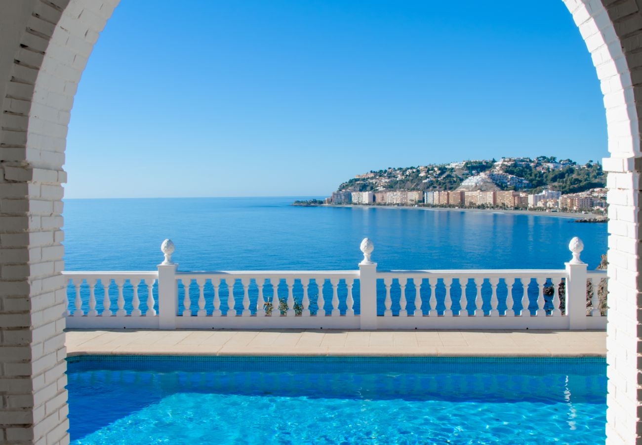 Villa en Almuñecar - Impresionantes Vistas al Mar y Piscina Privada