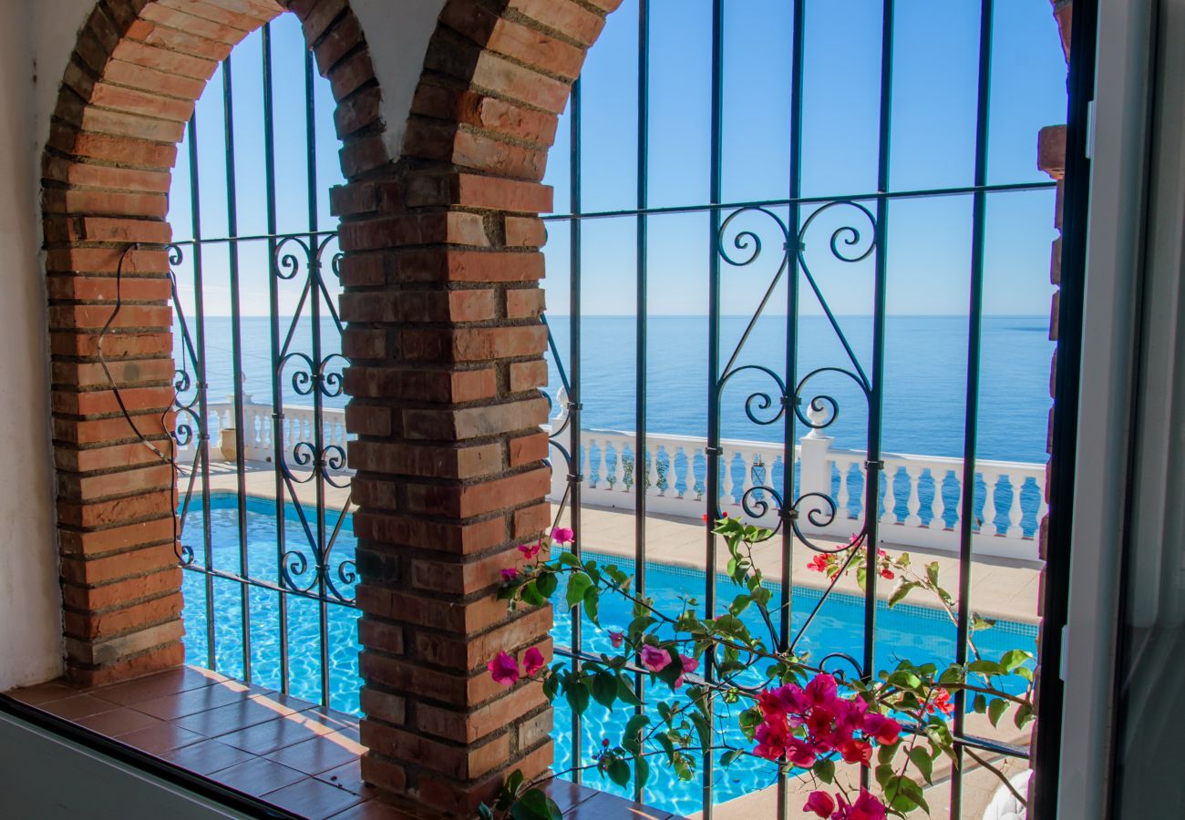 Villa en Almuñecar - Impresionantes Vistas al Mar y Piscina Privada