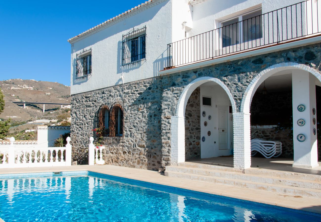 Villa en Almuñecar - Impresionantes Vistas al Mar y Piscina Privada