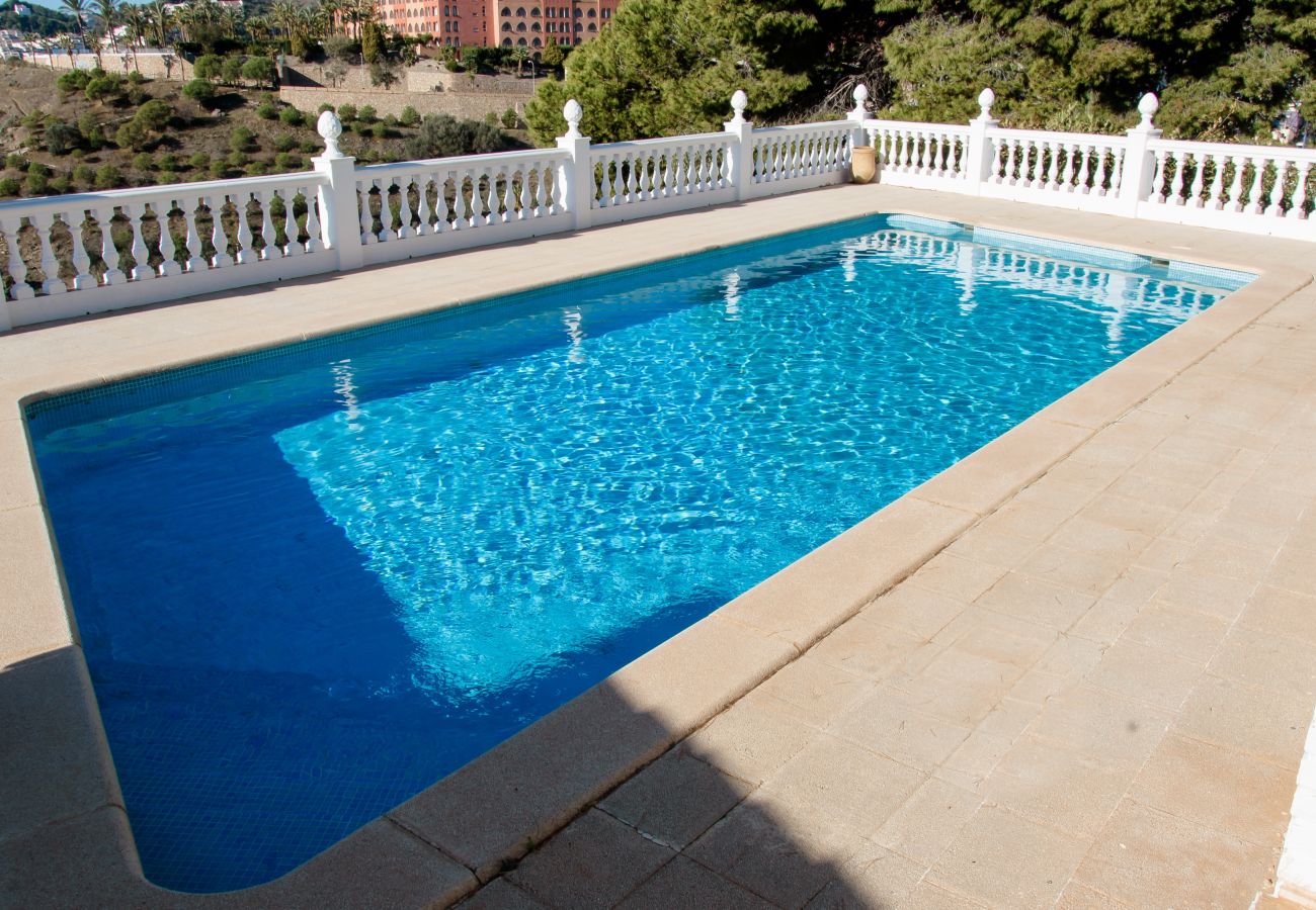 Villa en Almuñecar - Impresionantes Vistas al Mar y Piscina Privada