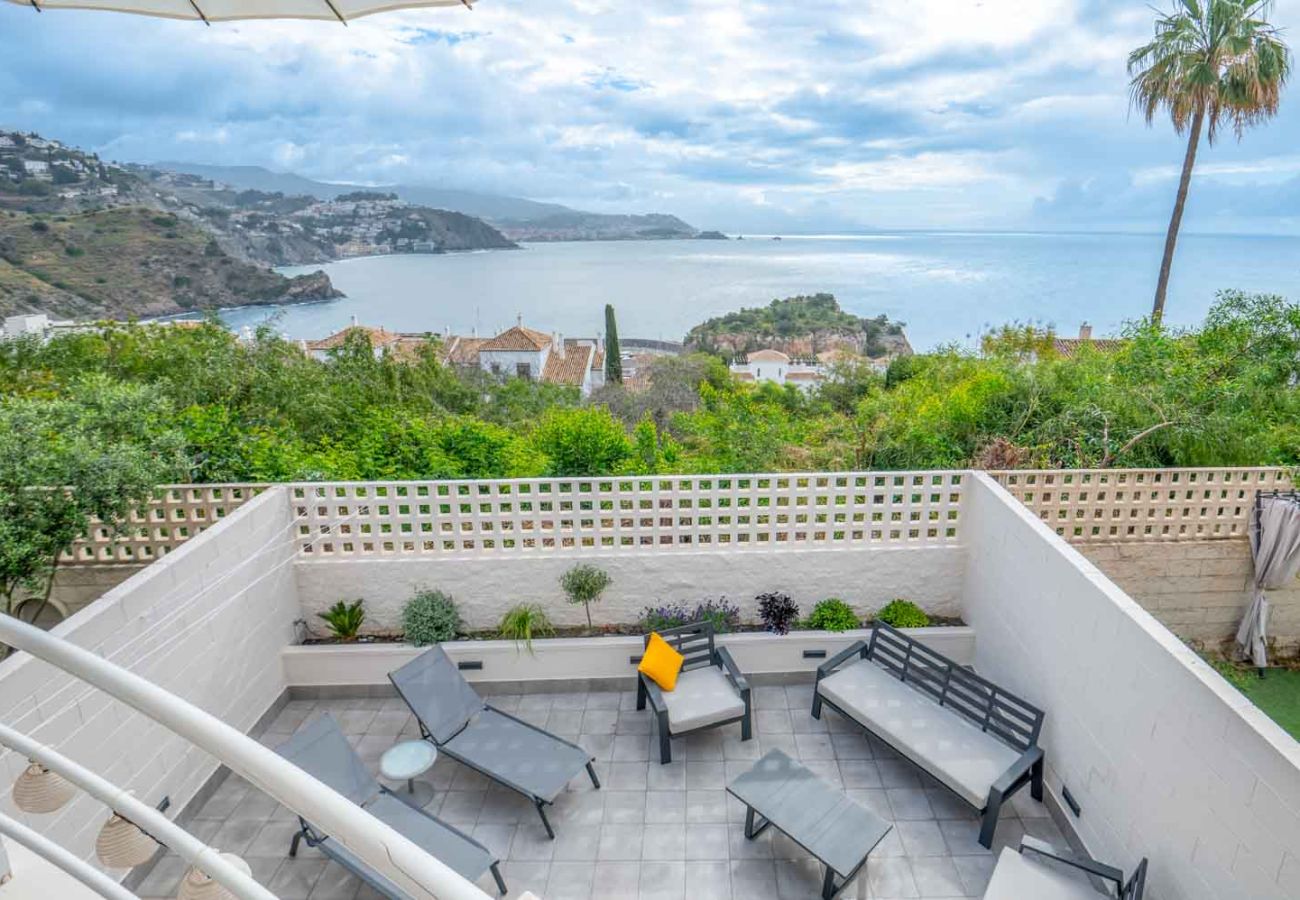 Casa adosada en La Herradura - Primera línea de playa, piscina, casa adosada con vistas al mar.