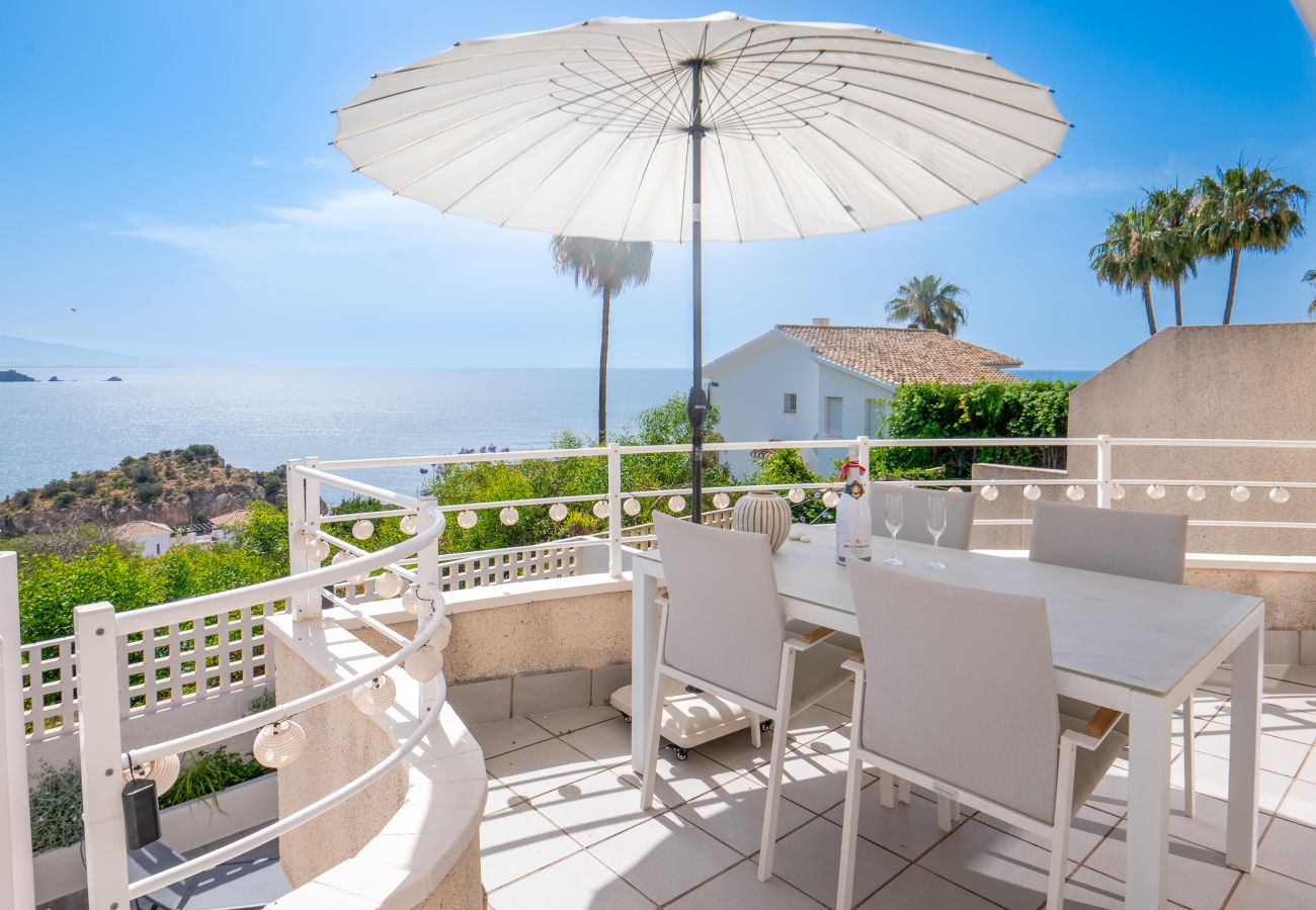 Casa adosada en La Herradura - Primera línea de playa, piscina, casa adosada con vistas al mar.