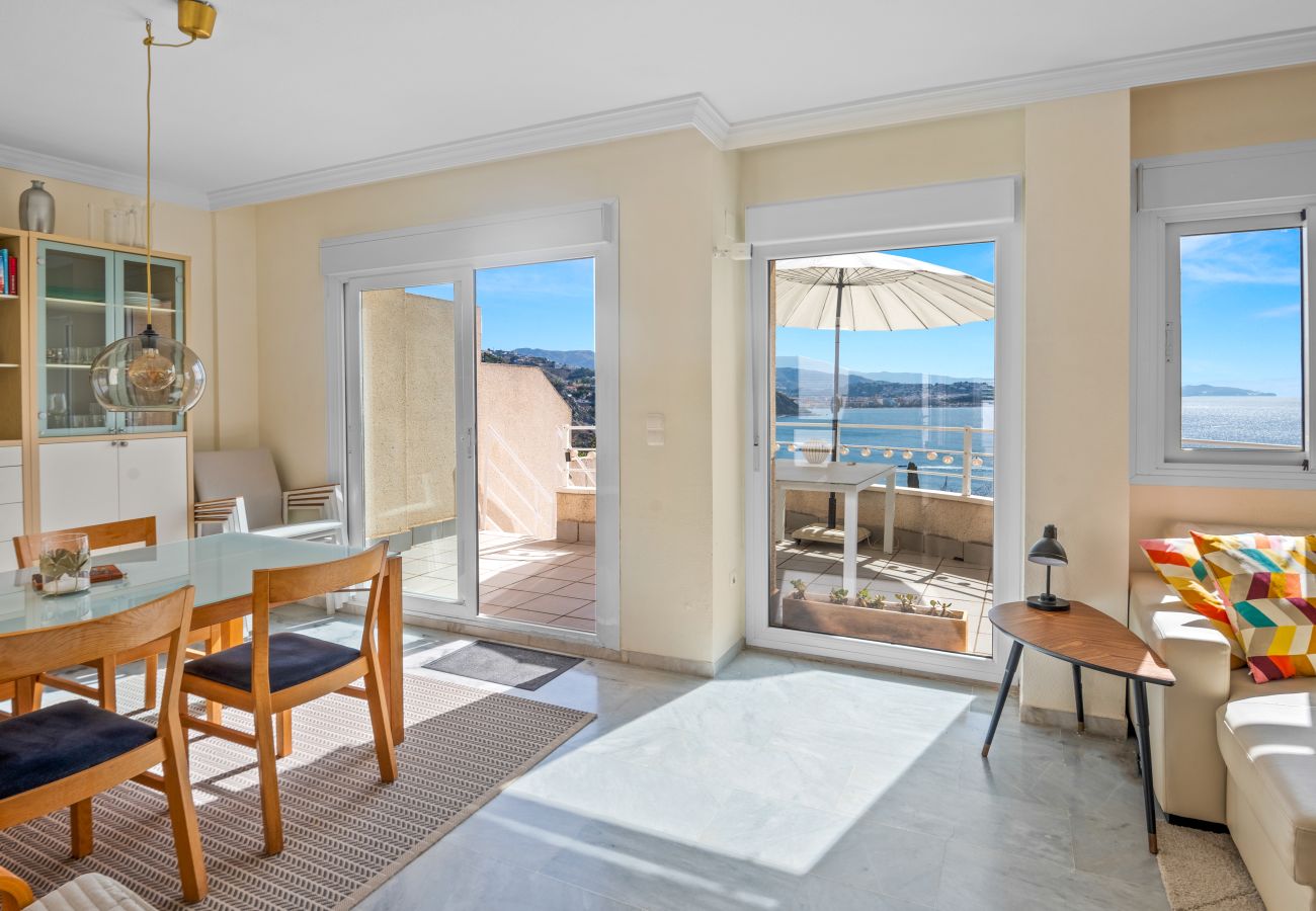 Casa adosada en La Herradura - Primera línea de playa, piscina, casa adosada con vistas al mar.