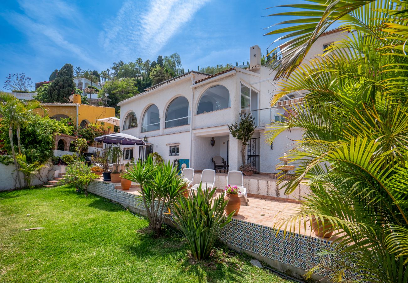 Villa en Almuñecar - Vista mágica al mar, piscina privada climatizada, a 15 min, a pie de la playa y el restaurante.