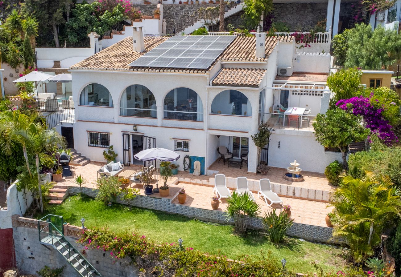 Villa en Almuñecar - Vista mágica al mar, piscina privada climatizada, a 15 min, a pie de la playa y el restaurante.