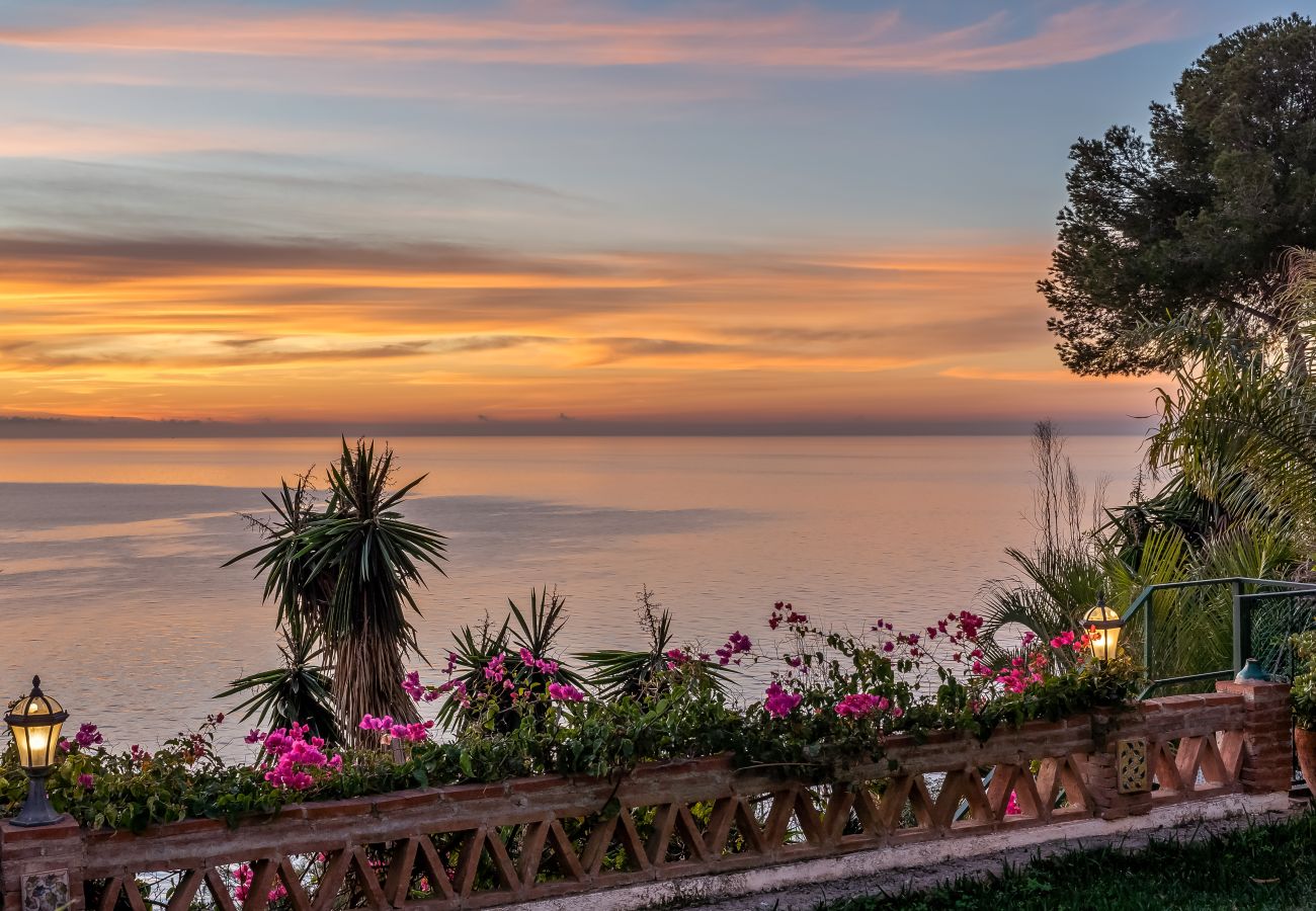 Villa en Almuñecar - Vista mágica al mar, piscina privada climatizada, a 15 min, a pie de la playa y el restaurante.