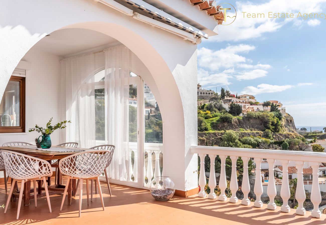 Villa en Almuñecar - Refugio elegante con impresionantes vistas al mar