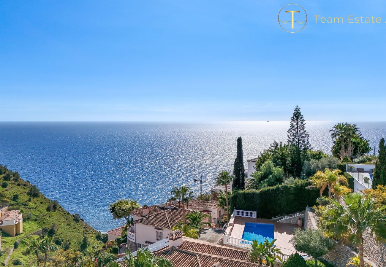 Villa en Almuñecar - Refugio elegante con impresionantes vistas al mar