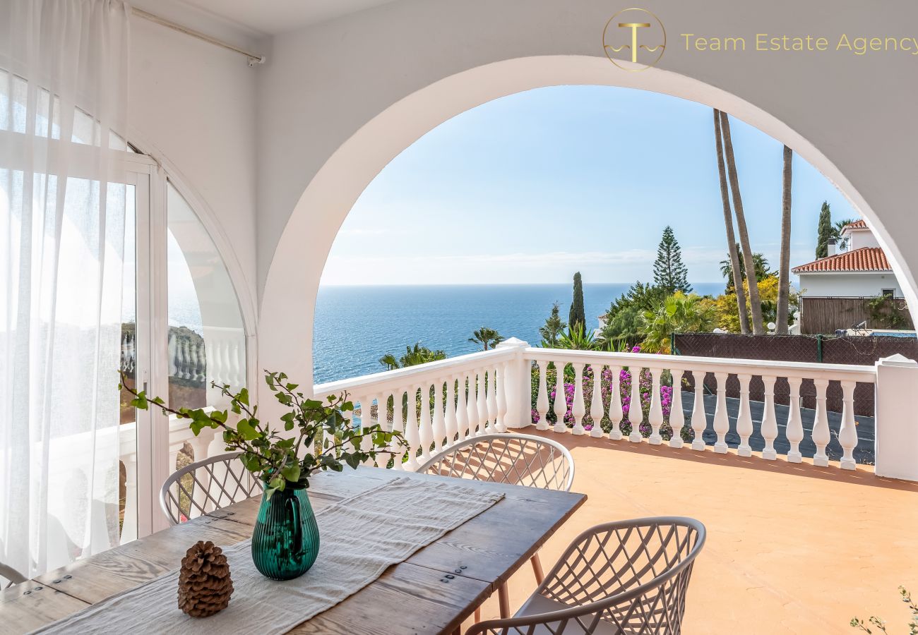 Villa en Almuñecar - Refugio elegante con impresionantes vistas al mar