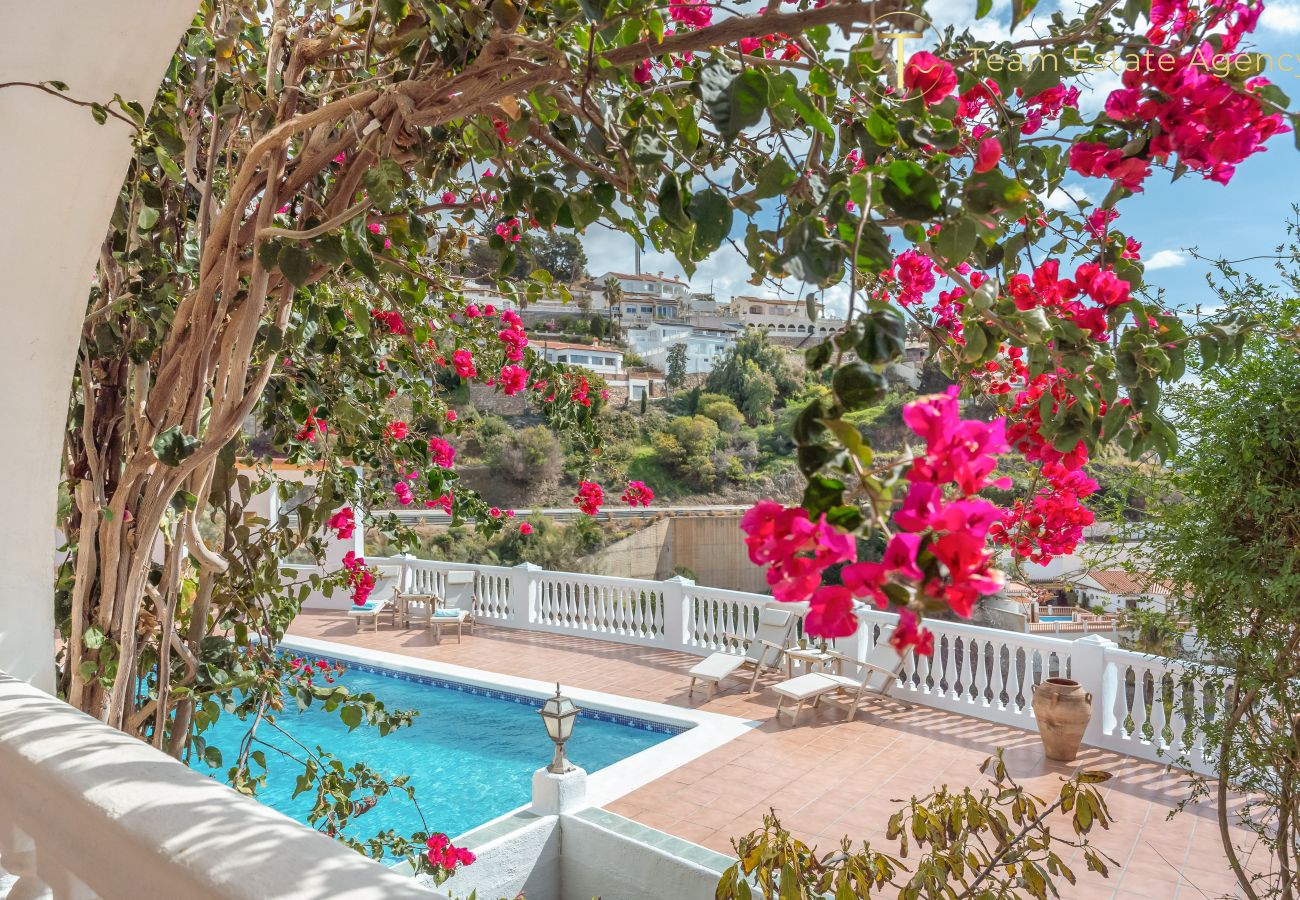 Villa en Almuñecar - Refugio elegante con impresionantes vistas al mar