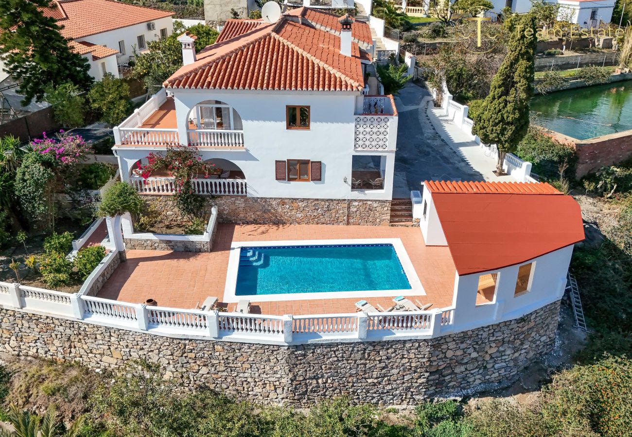 Villa en Almuñecar - Refugio elegante con impresionantes vistas al mar