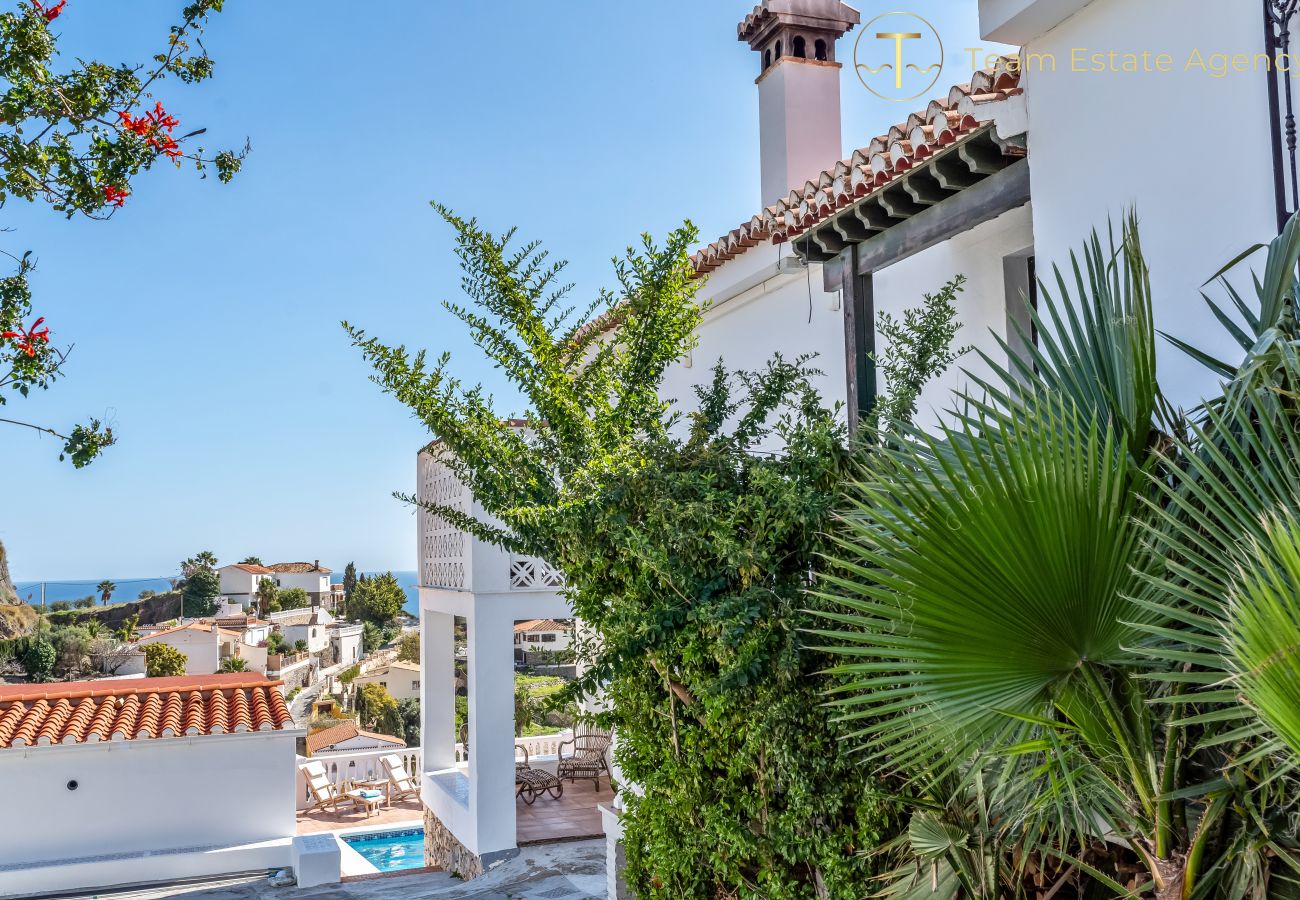 Villa en Almuñecar - Refugio elegante con impresionantes vistas al mar