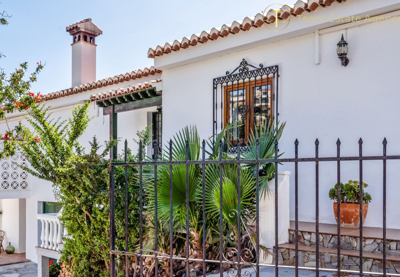 Villa en Almuñecar - Refugio elegante con impresionantes vistas al mar