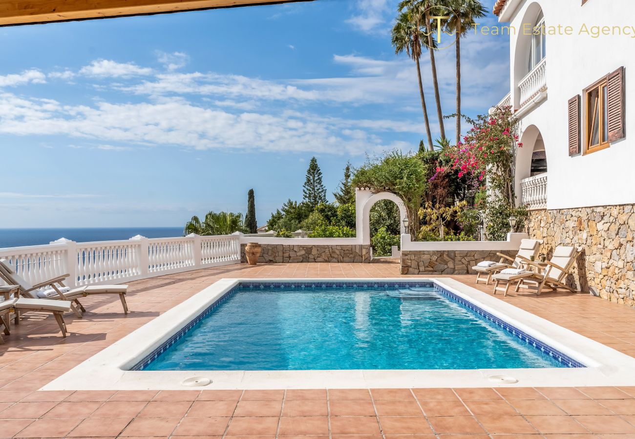 Villa en Almuñecar - Refugio elegante con impresionantes vistas al mar