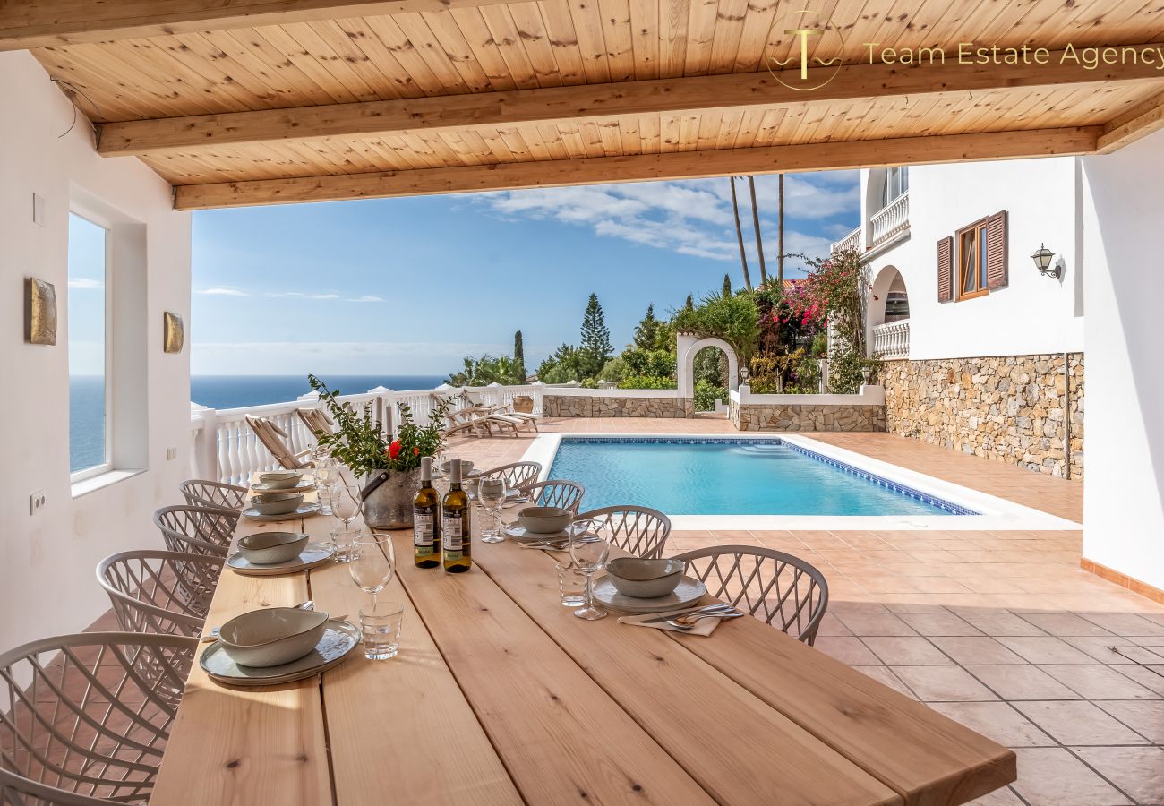 Villa en Almuñecar - Refugio elegante con impresionantes vistas al mar