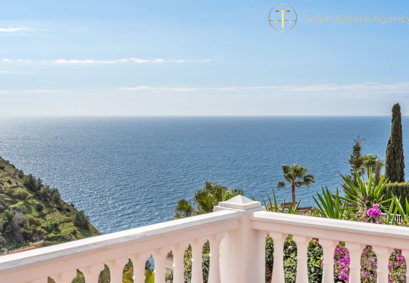 Villa en Almuñecar - Refugio elegante con impresionantes vistas al mar