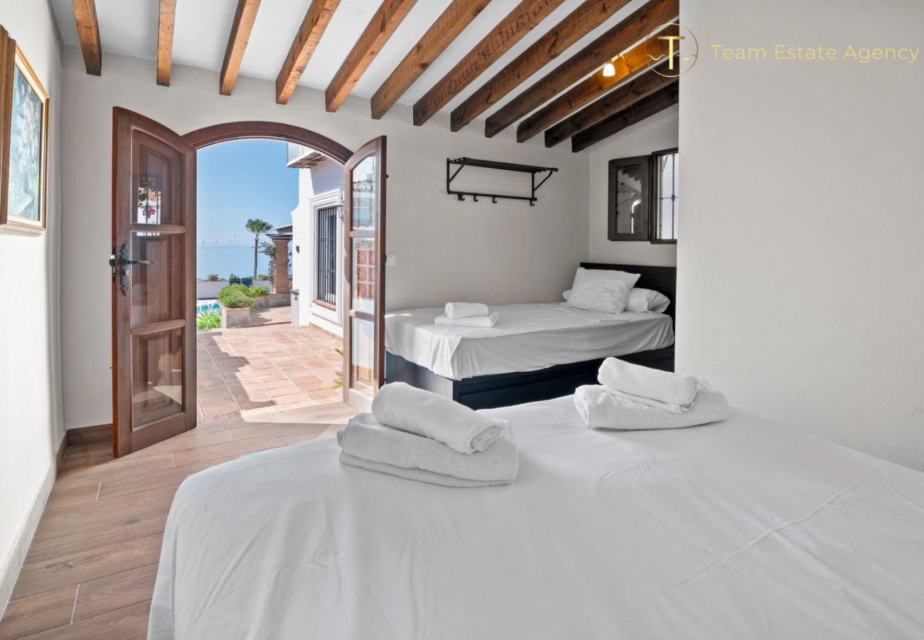 Villa in La Herradura - Luxury villa, magical sea views, private heated pool.