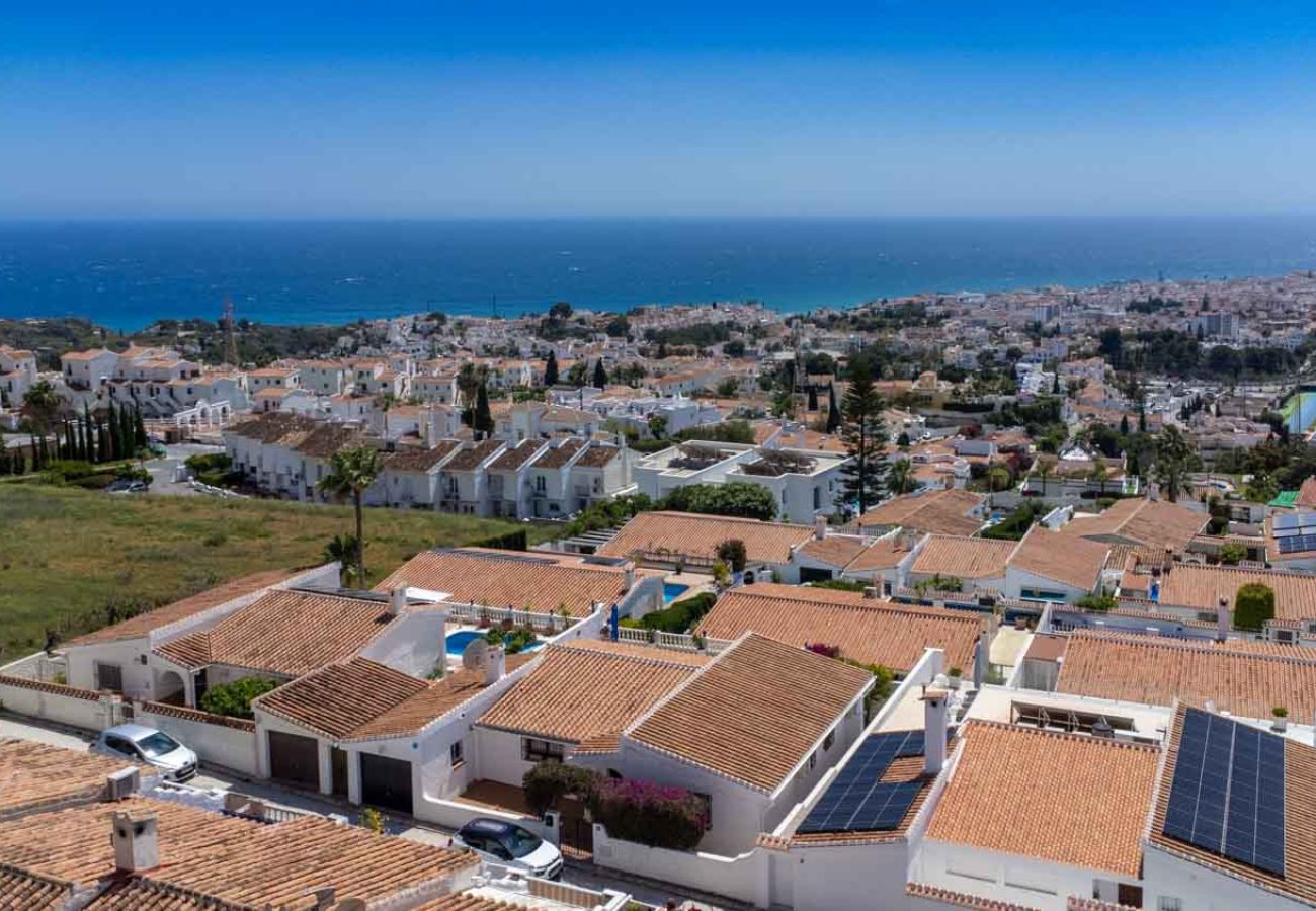 Townhouse in Nerja - Lovely townhouse, several terraces, garden, pool