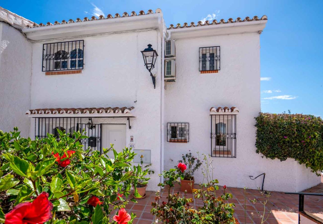 Townhouse in Nerja - Lovely townhouse, several terraces, garden, pool