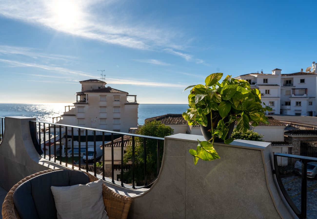 Apartment in Almuñecar - Luxurious Penthouse with Spacious Rooftop Terrace - 2 Minutes to Stunning Beach