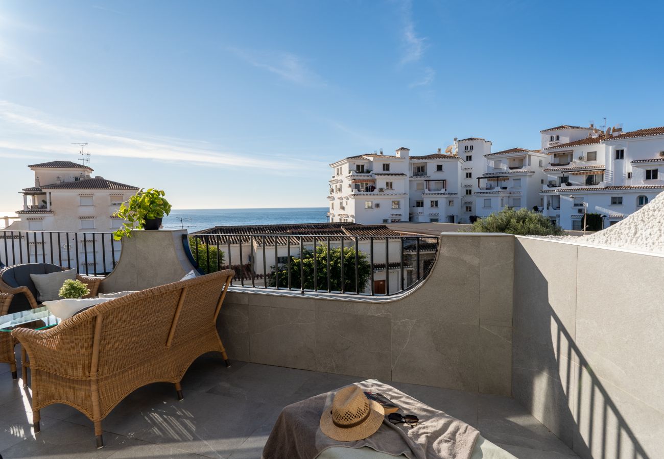 Apartment in Almuñecar - Luxurious Penthouse with Spacious Rooftop Terrace - 2 Minutes to Stunning Beach