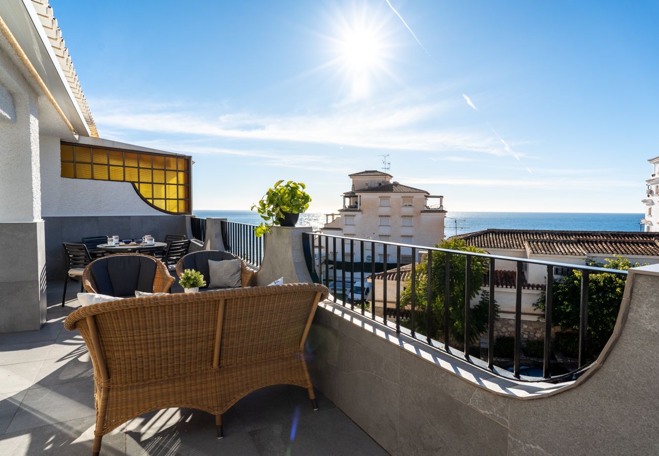 Apartment in Almuñecar - Luxurious Penthouse with Spacious Rooftop Terrace - 2 Minutes to Stunning Beach